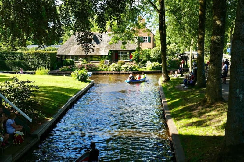 1 Hour Private open boat tour with local captain - Why Giethoorn is best seen by boat
