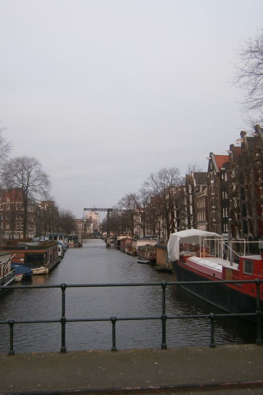 2.5-Hour Amsterdam Sightseeing Tour by Bike - Canal intersections and the shape of old Amsterdam