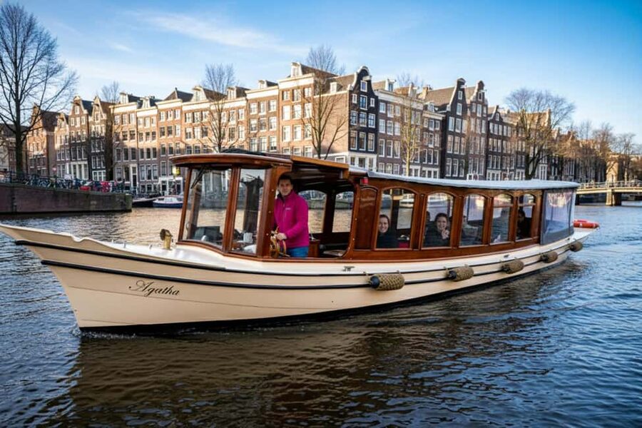 Amsterdam:1.5-Hour Canal Cruise local Guide, Drinks & Snacks - What this Amsterdam canal cruise is really like