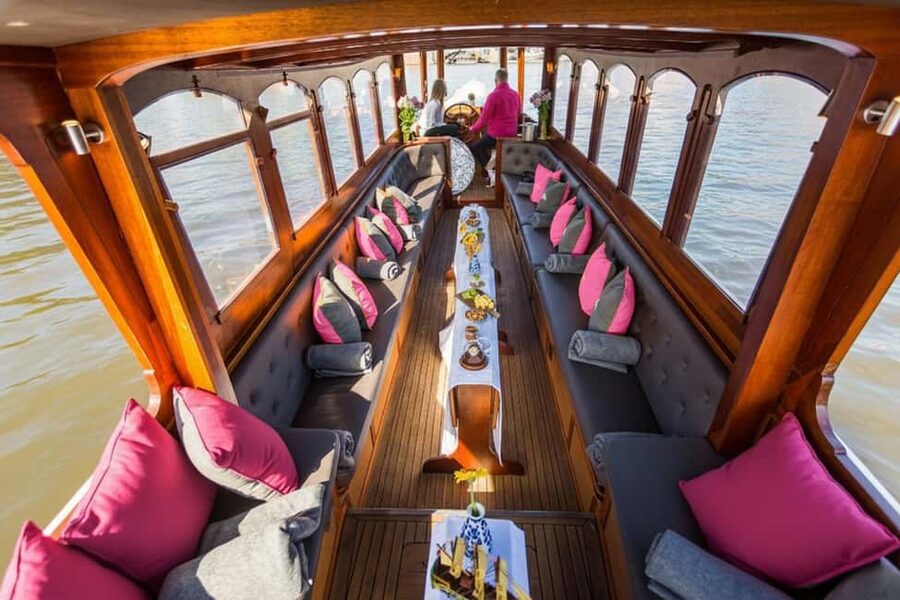 Amsterdam:1.5-Hour Canal Cruise local Guide, Drinks & Snacks - Rembrandt House, Waterlooplein, and the Stopera