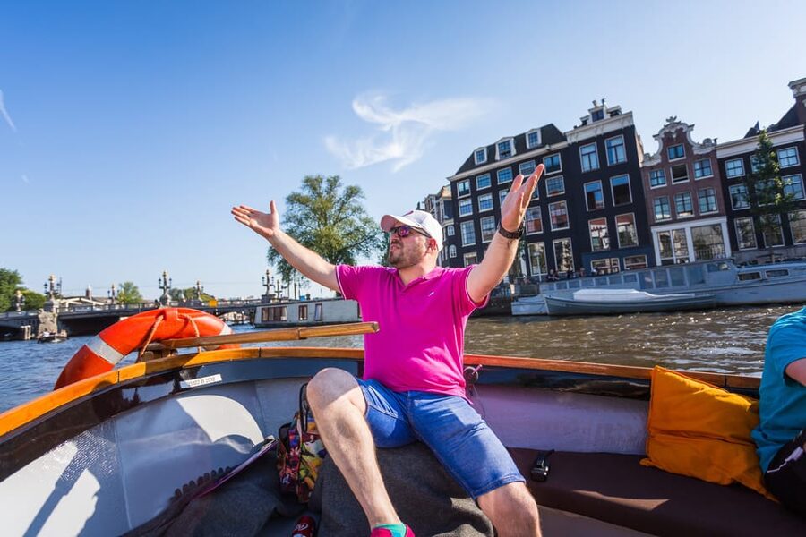 Amsterdam:1.5-Hour Canal Cruise local Guide, Drinks & Snacks - Reguliersgracht and the bridge views