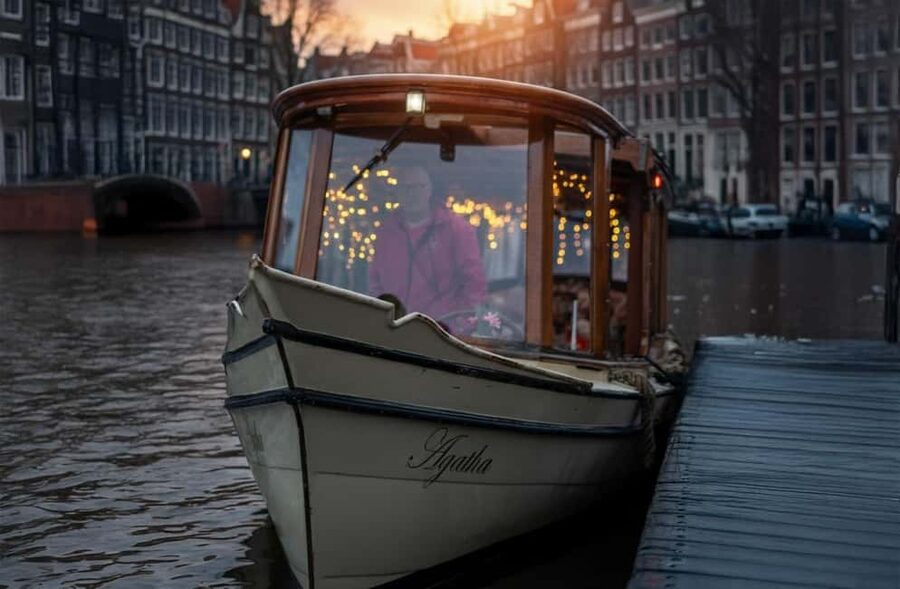 Amsterdam:1.5-Hour Canal Cruise local Guide, Drinks & Snacks - The Amstel stretch: Magere Brug, H’ART Museum, and grand hotels