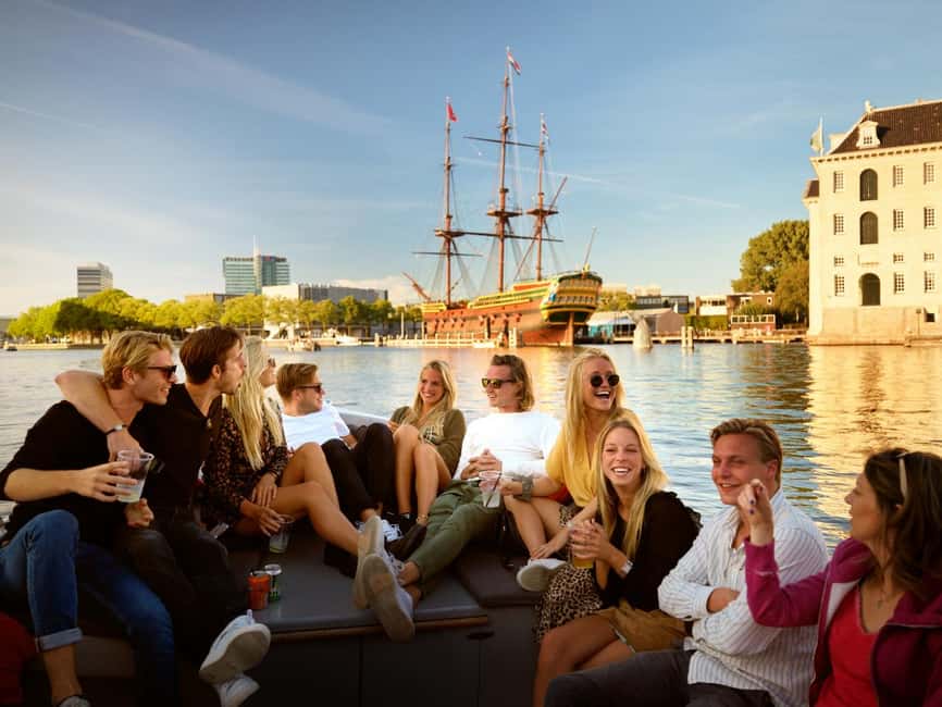 Amsterdam:1.5-Hour Canal Cruise local Guide, Drinks & Snacks - Starting near the Rijksmuseum and finding the pink shirt