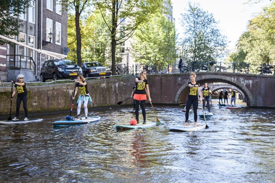 Amsterdam: 2-Hour Stand Up Paddle Board Tour - Crossing the Amstel toward the canal center