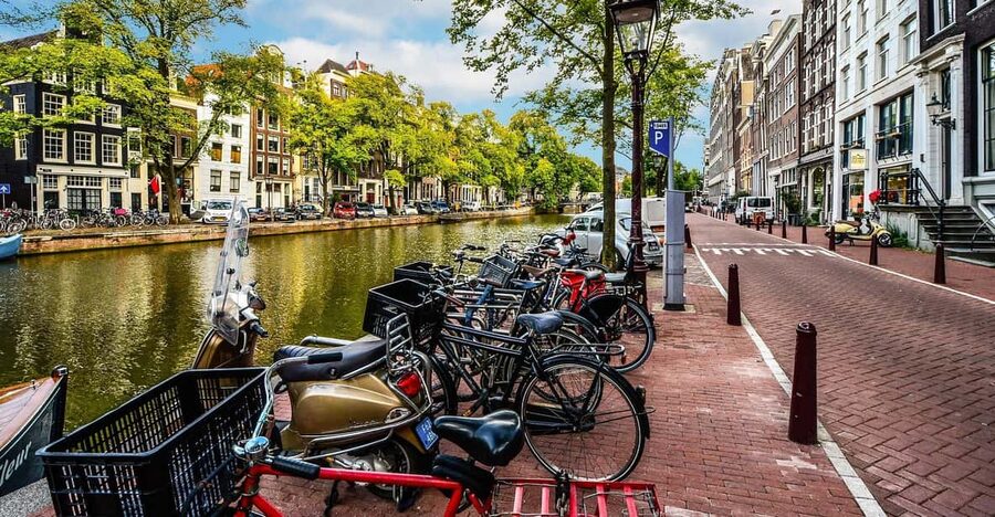 Amsterdam: 3-Hour Private Bike Tour of the City Center - Seeing the Jordaan at street level