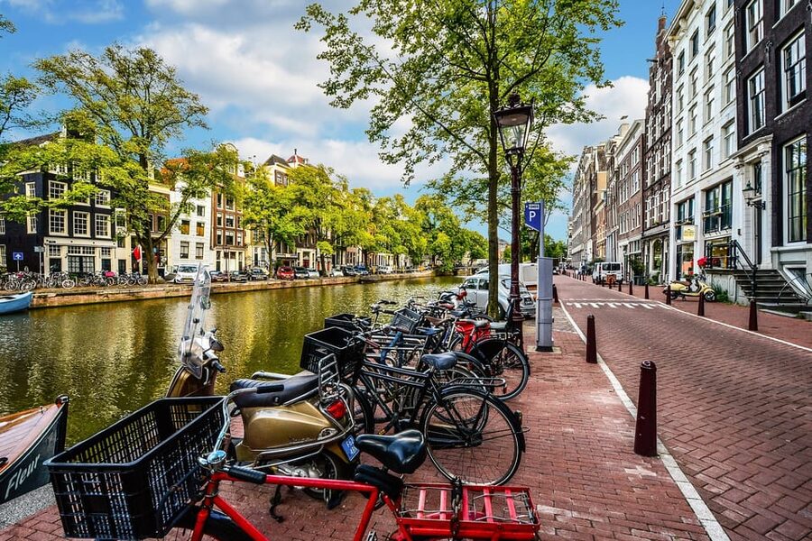 Amsterdam: 3-Hour Private Bike Tour of the City Center - Taking a slower turn through Vondelpark