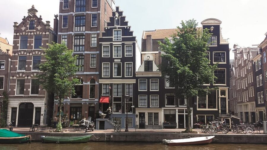 Amsterdam: 3-Hour Private Bike Tour of the City Center - Returning through central Amsterdam and De Wallen