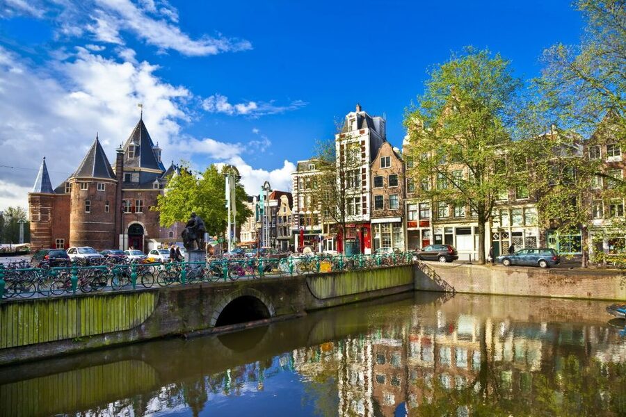 Amsterdam: 3-Hour Private Highlights City Tour by Minivan - The guides and the human side of the tour