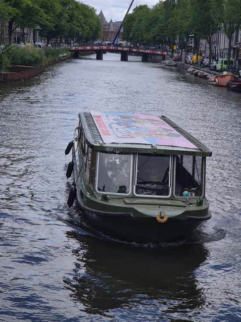 Amsterdam: 420 Smoke-Friendly Boat Tour - Finding the white boat near the red light district
