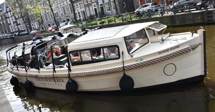 Amsterdam: 420 Smoke-Friendly Boat Tour - Canal views with limited commentary