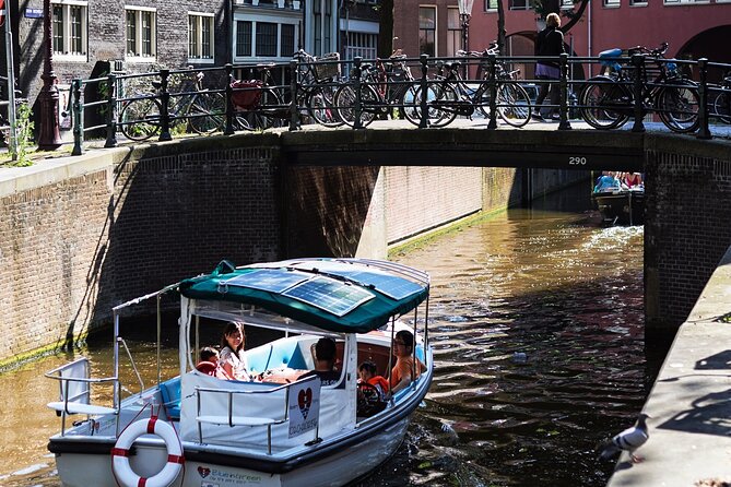Amsterdam 90-min Private Canal Cruise with Live Guide and Drinks - What the private format really adds