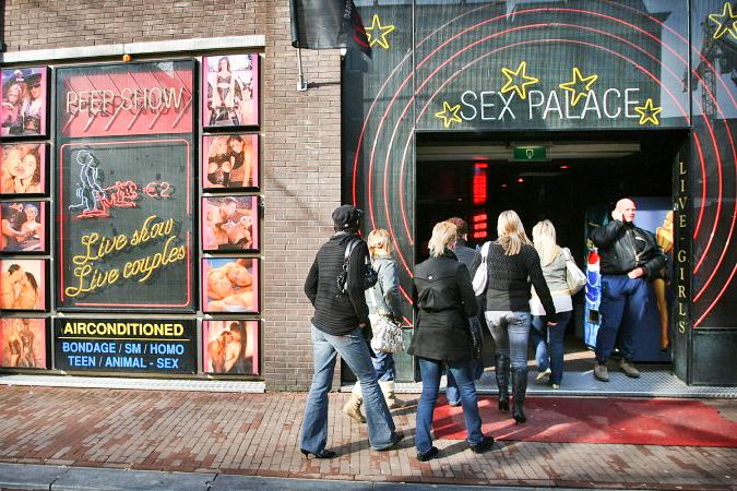 Amsterdam: After Dark Red Light District Tour - What the guide adds to the experience