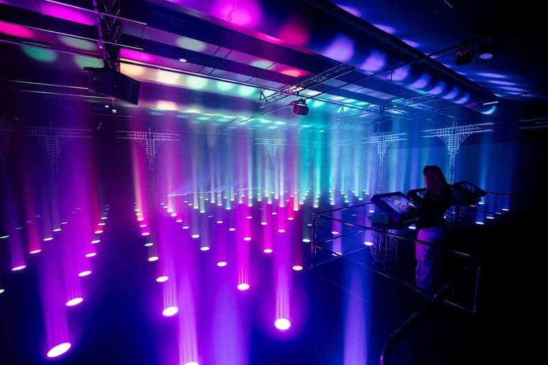 Amsterdam: AMAZE Immersive Audiovisual Experience Ticket - Why the group size and staff matter