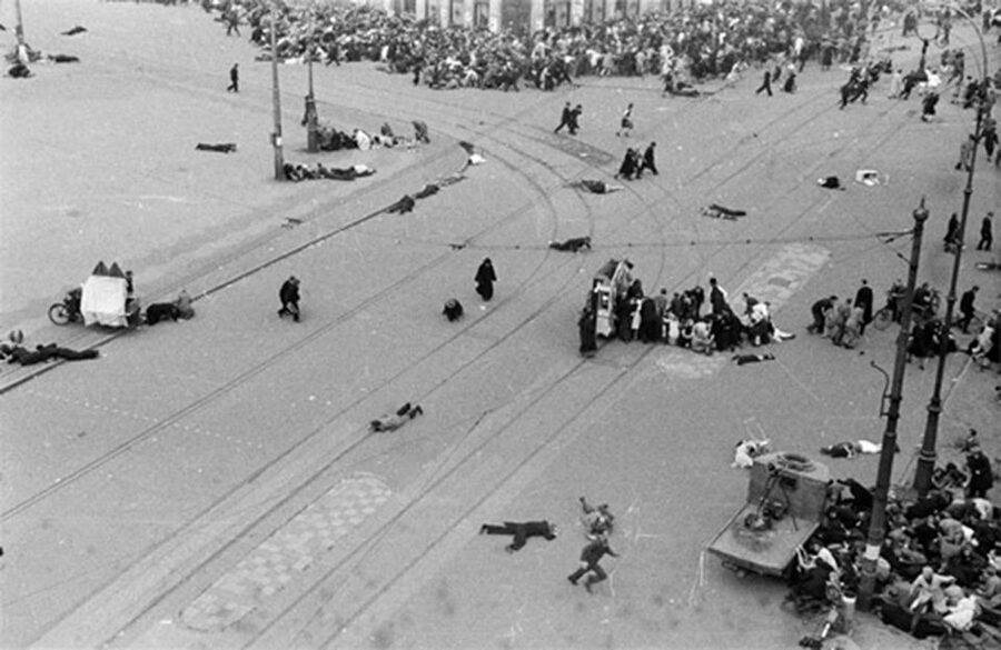 Amsterdam: Anna Frank and World War II History Walking Tour - Key points at a glance