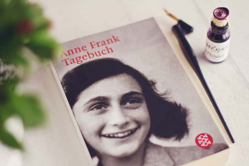 Amsterdam: Anne Frank Walking Tour - Guided in EN/DE/IT/ES - Nieuwmarkt Square and the first local landmarks