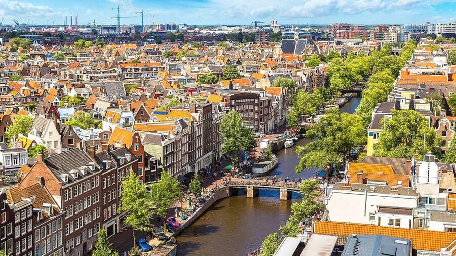 Amsterdam Audioguide - TravelMate app for your smartphone - Doge’s Palace and checking the app labels