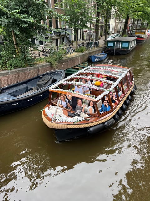 Amsterdam: Boat Tour with Optional Unlimited Drinks - The guides make the difference