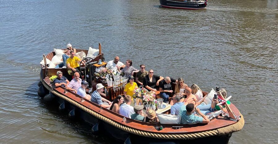 Amsterdam: Boat Tour with Optional Unlimited Drinks - Smoke-friendly means exactly that