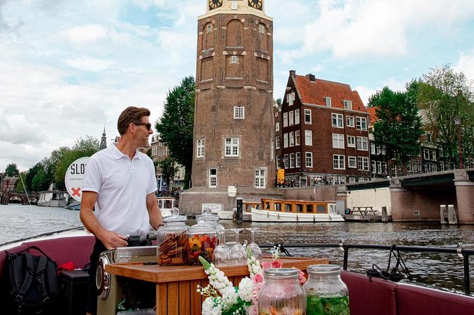 Amsterdam canal cruise in open boat – Guided tour - Guides, stories and the quality of the commentary