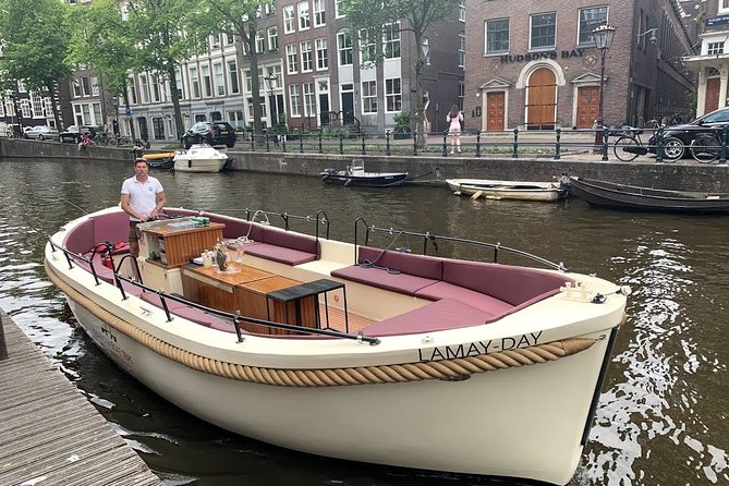 Amsterdam canal cruise in open boat – Guided tour - Drinks, seating and the open-boat setting