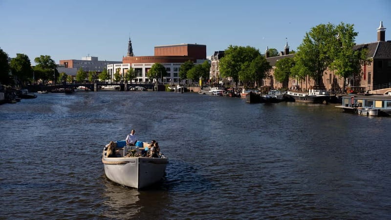 Amsterdam: Canal Cruise in Open Boat with Drink Option - Who will enjoy this cruise most?