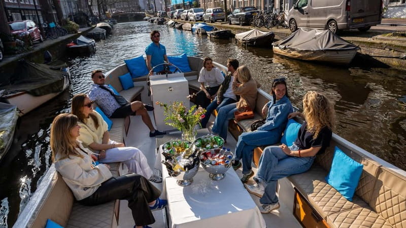 Amsterdam: Canal Cruise in Open Boat with Drink Option - Herengracht, Hotel Seven Bridges, and Het Grachtenhuis