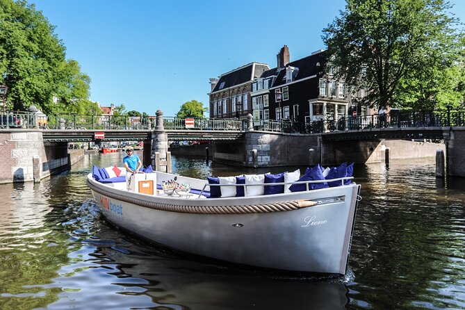 Amsterdam Canal Cruise in Open Boat with Unlimited Drinks Option - Bridges, lights, and the best time to go