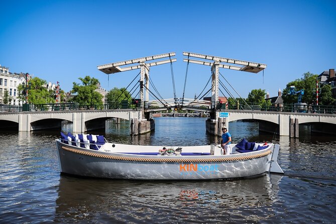 Amsterdam Canal Cruise in Open Boat with Unlimited Drinks Option - What the guiding is really like