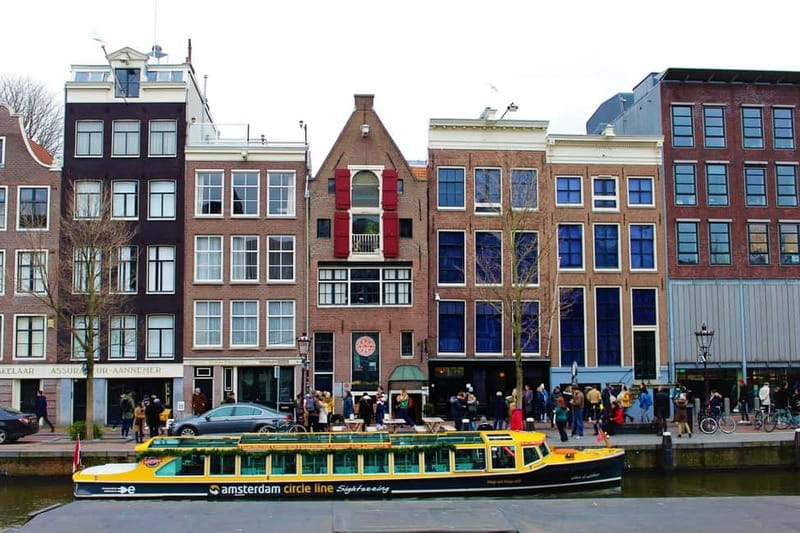 Amsterdam canal cruise with culinary burger or cheese & wine - Who will enjoy this cruise most?