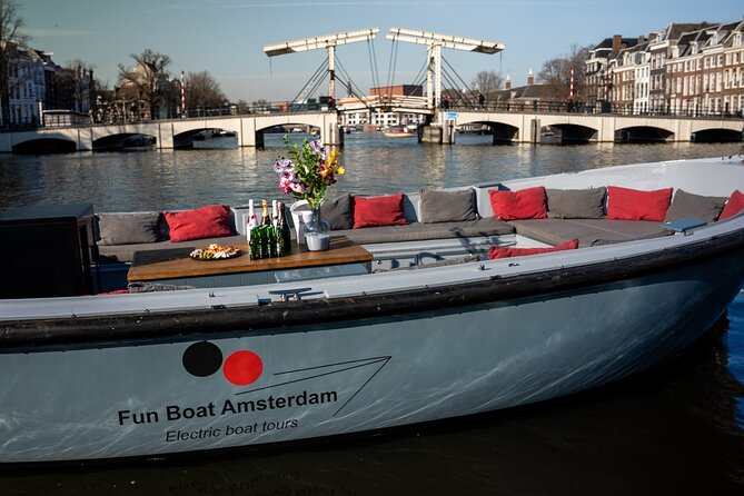 Amsterdam Canal Cruise with Dutch Pancakes and Drinks - Key points at a glance
