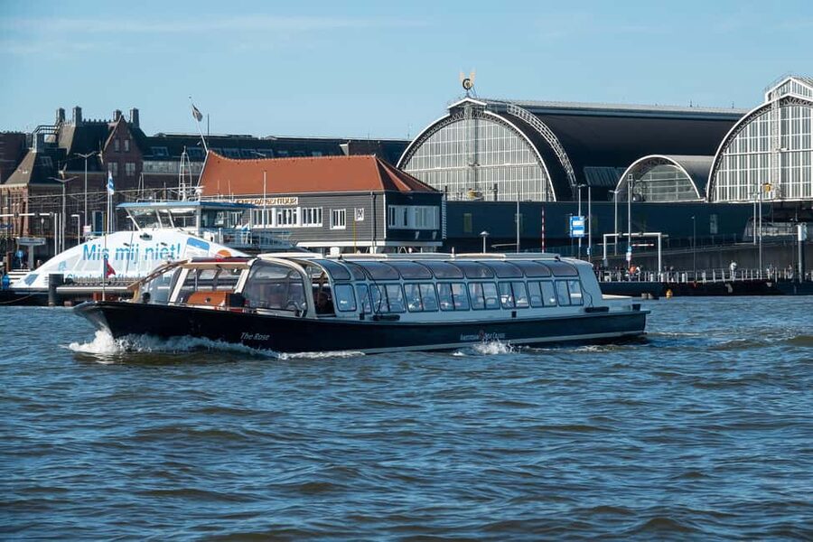 Amsterdam: Canal Cruise with Live Commentary & Audio Guide - Ten minutes through the old city center
