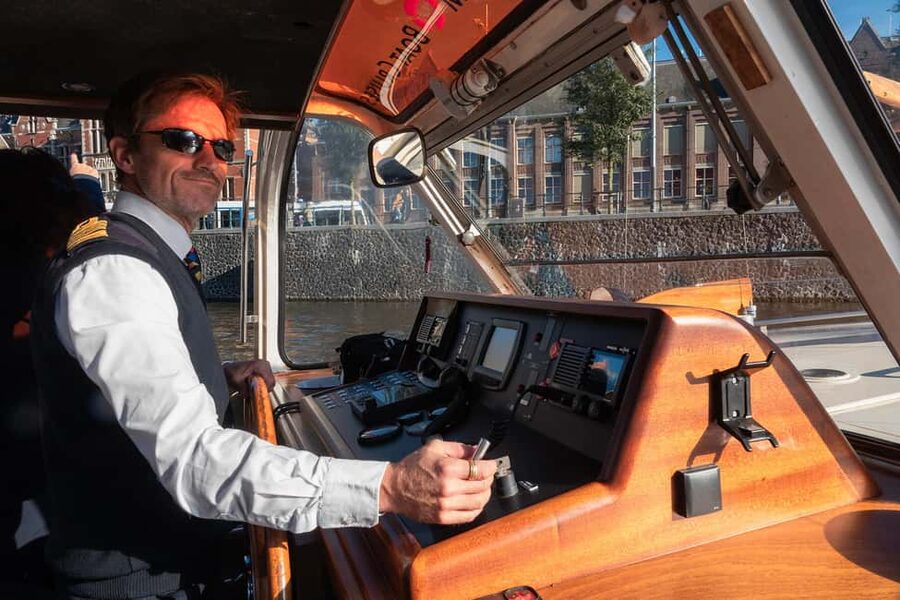 Amsterdam: Canal Cruise with Live Commentary & Audio Guide - Small details that improve the experience