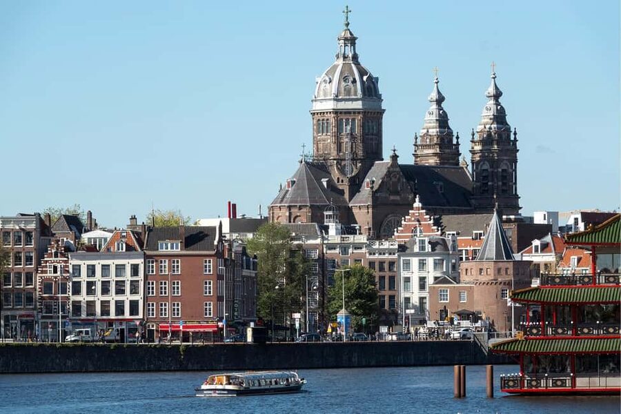 Amsterdam: Canal Cruise with Live Commentary & Audio Guide - Crossing the IJ River in the first 10 minutes