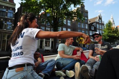 Amsterdam Canal Cruise With Live Guide and Unlimited Drinks