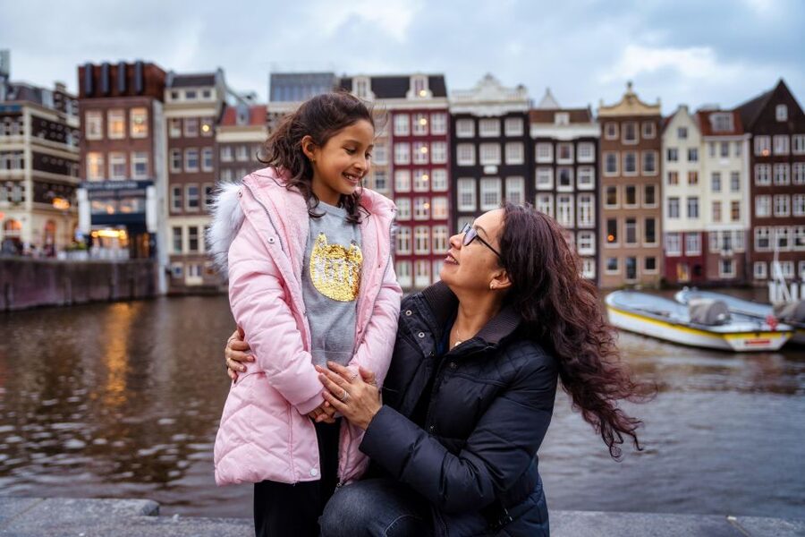 Amsterdam Canals Photoshoot: Private Solo, Family or Couples - Five final photos, with extras available