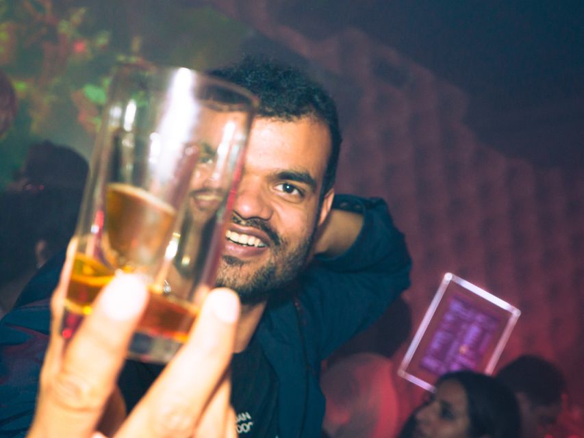 Amsterdam: City Center Bar Crawl and Nightlife Experience - How the group stays together