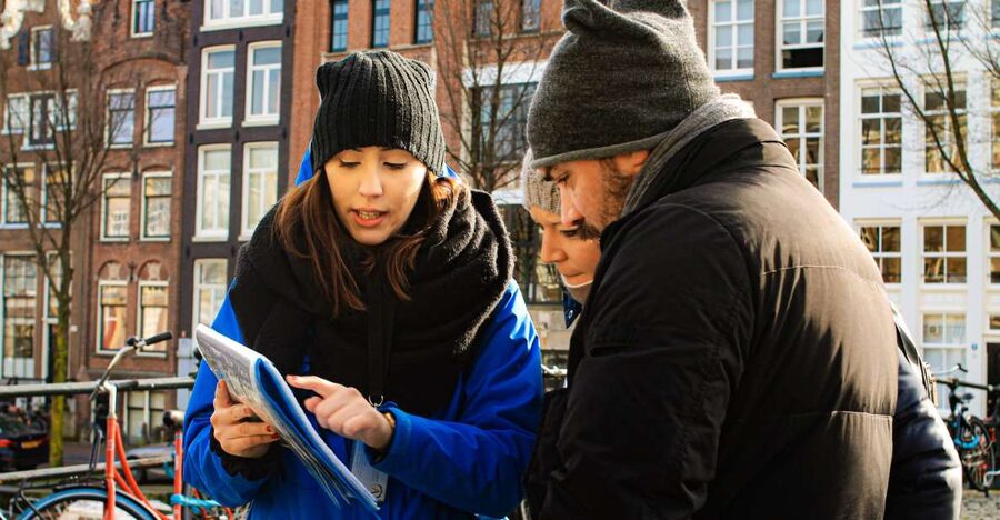 Amsterdam: City Center Walking Tour in italian - Meeting the guide at Dam Square