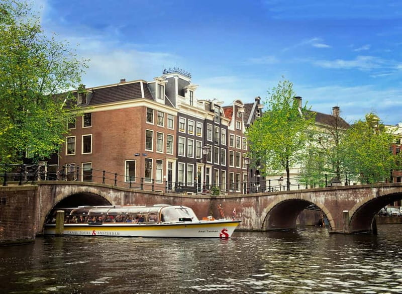 Amsterdam: City Centre Canal Cruise & Free Flower Cocktail - The flower cocktail: a pleasant extra with limits