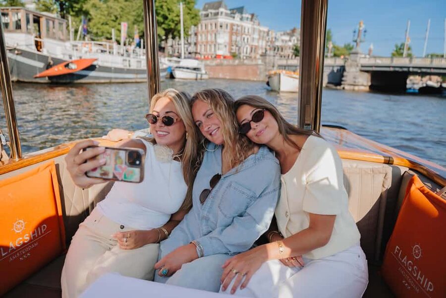 Amsterdam: Classic Boat Cruise with Optional Cheese & Wine - Should you book it?