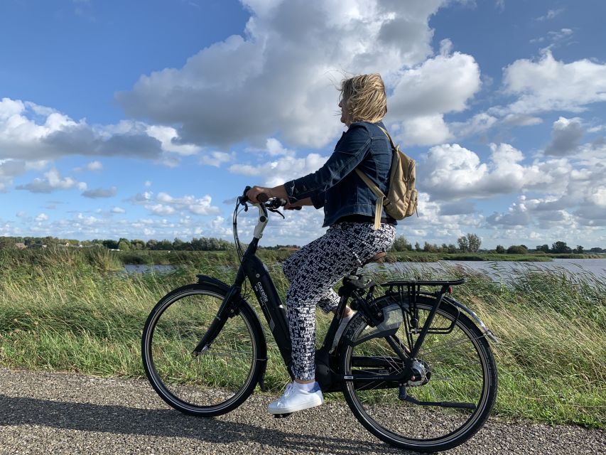 Amsterdam: Countryside Bike Tour and Zaanse Schans Windmills - Domineestuin and the approach to Zaanse Schans