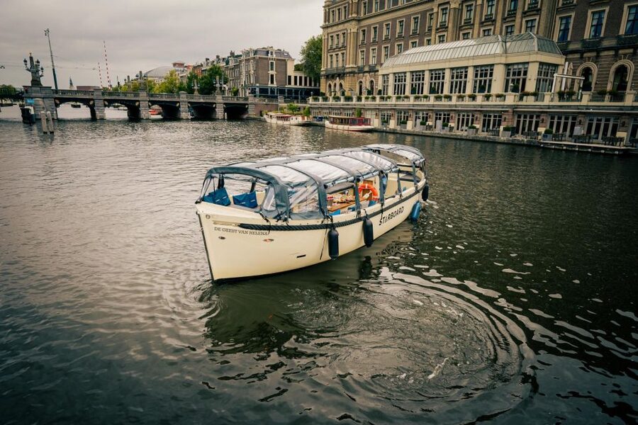 Amsterdam: Covered Canal Booze Cruise with Unlimited Drinks - Starting in the old center