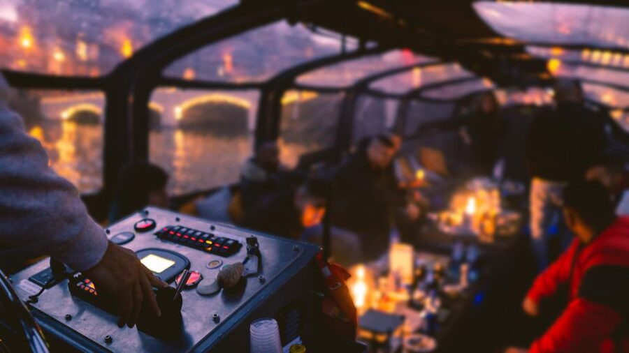 Amsterdam: Covered Canal Booze Cruise with Unlimited Drinks - Oudeschans and the central canals