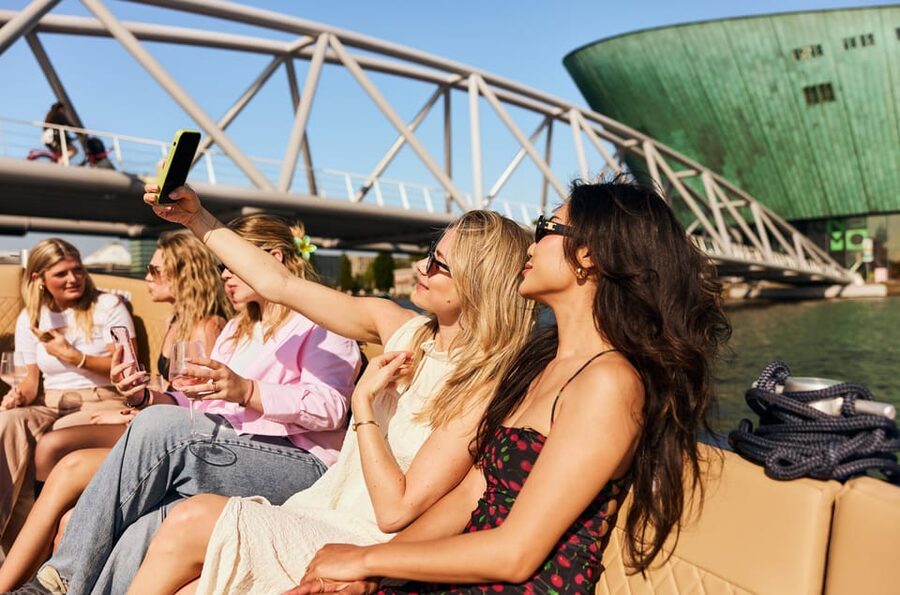 Amsterdam: Cozy Evening Canal Cruise With Open Bar Option - What makes this cruise worth your hour