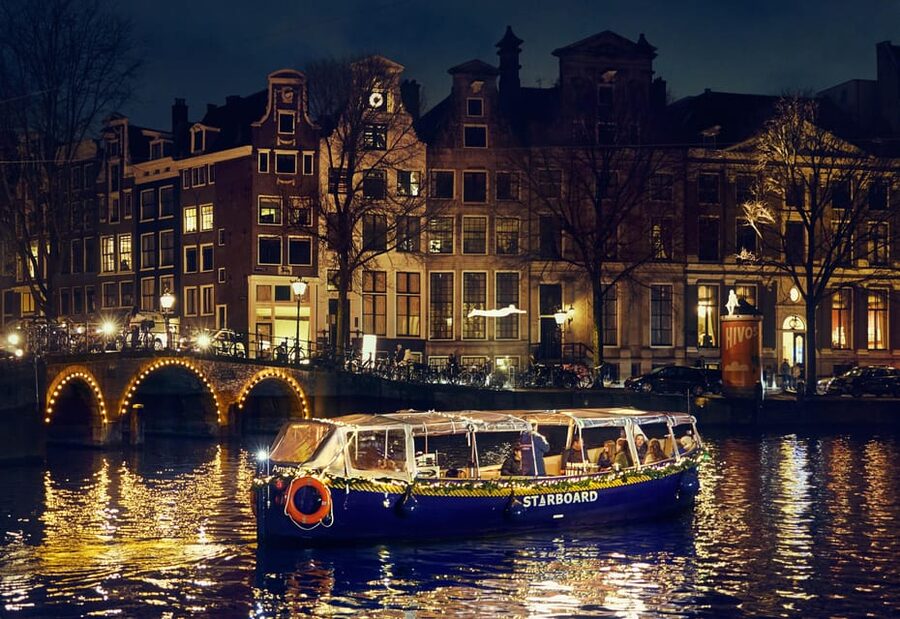 Amsterdam: Cozy Evening Canal Cruise With Open Bar Option - Drinks, conversation, and the evening mood
