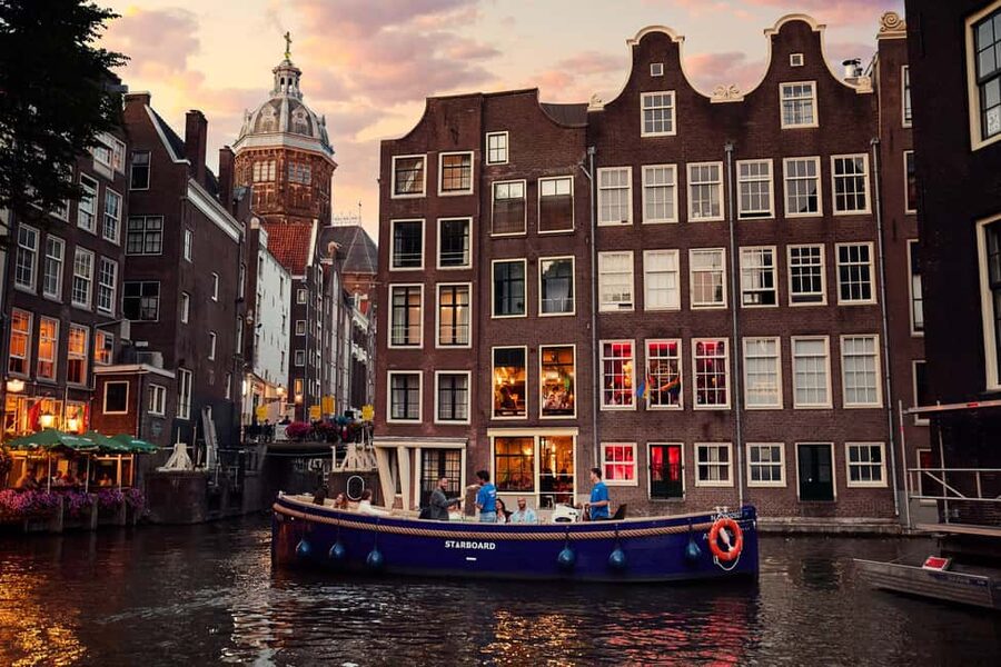 Amsterdam: Cozy Evening Canal Cruise With Open Bar Option - A gentle start near Dam Square