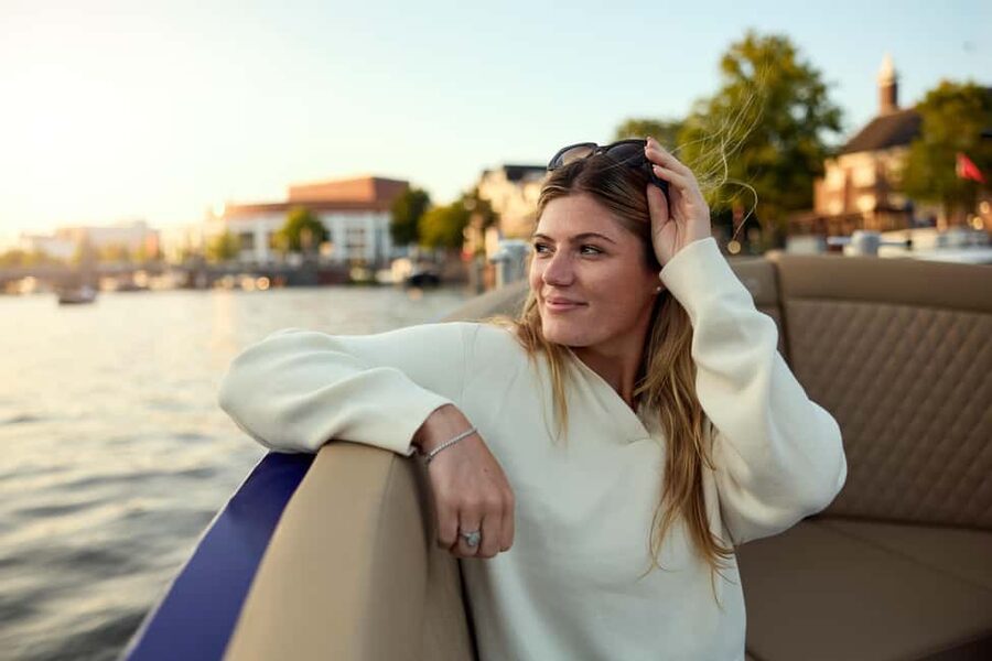 Amsterdam: Cozy Evening Canal Cruise With Open Bar Option - The Red Light District and the old waterfront
