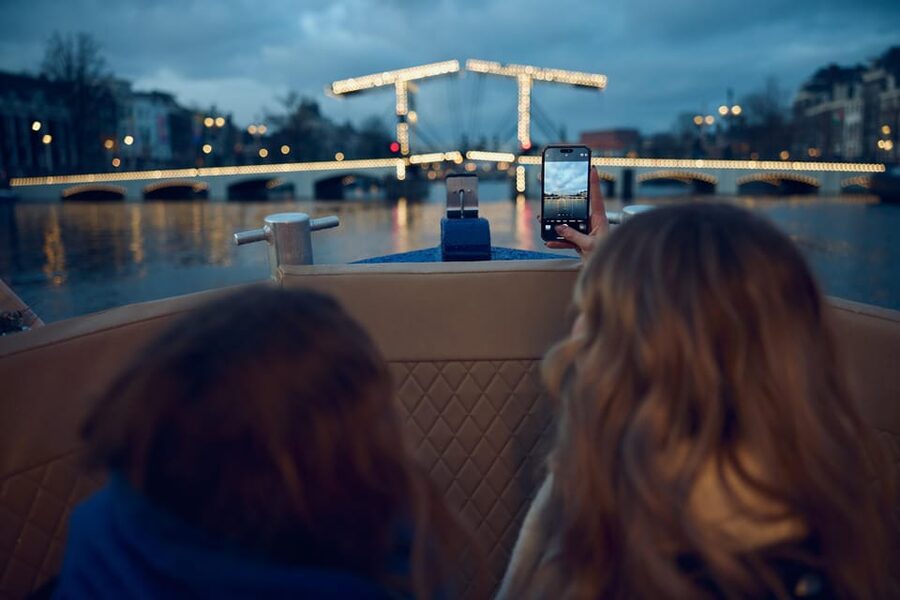 Amsterdam: Cozy Evening Canal Cruise With Open Bar Option - The Nine Streets and the Anne Frank House