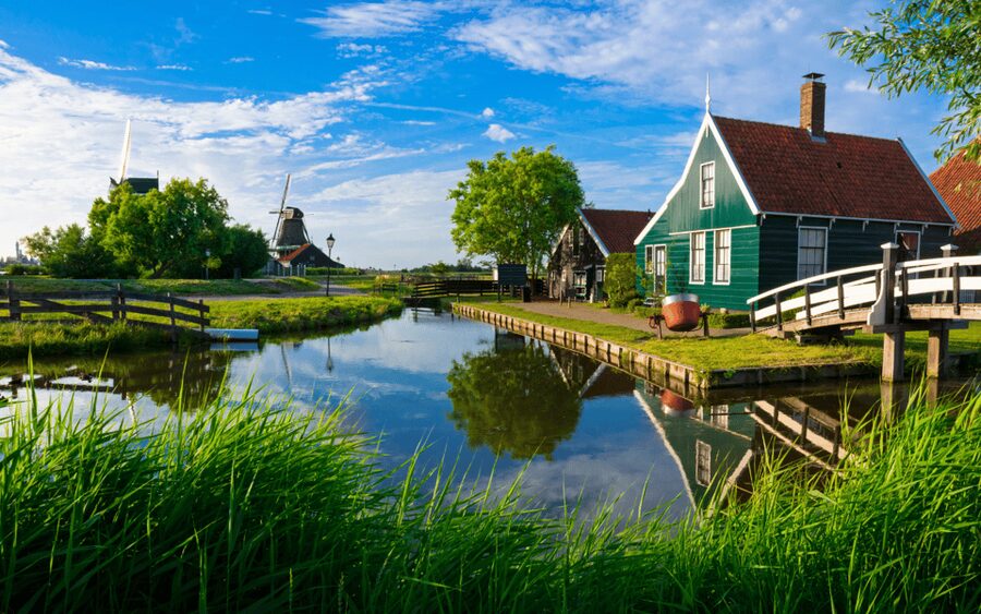 Amsterdam: Day Tour Keukenhof and Zaanse Schans Windmills - Is this a guided tour?