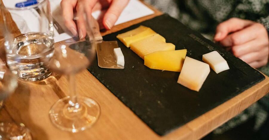 Amsterdam: Dutch Cheese Tasting Experience with Wine - Five Gouda cheeses in 45 minutes