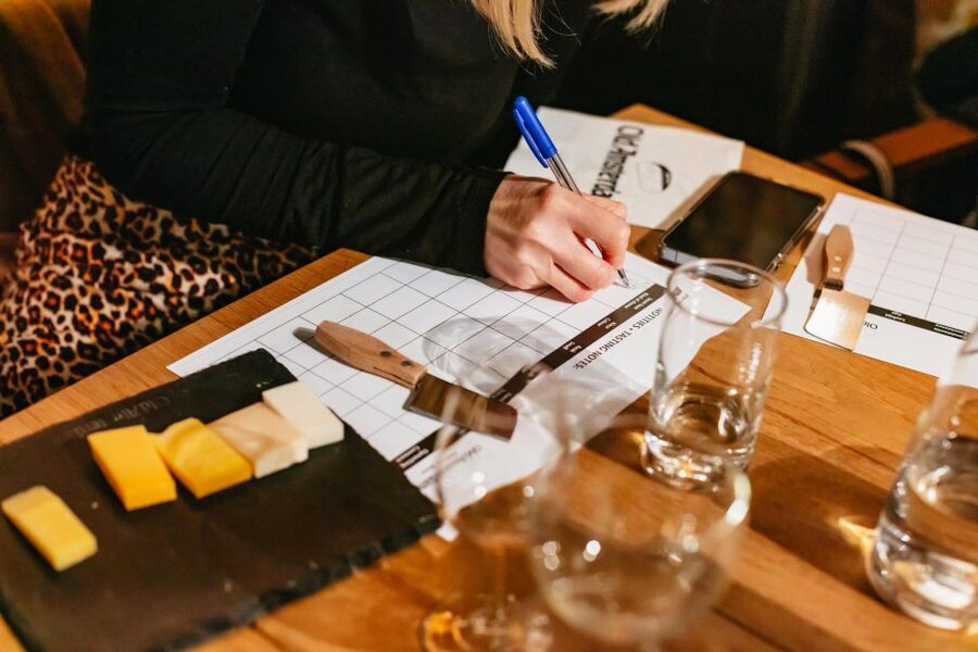 Amsterdam: Dutch Cheese Tasting Experience with Wine - The guides make the short format work